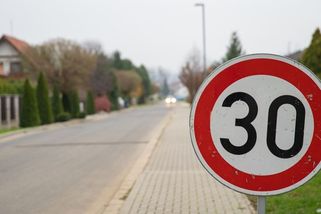 Evropský parlament chce nižší rychlost ve městech a nulovou toleranci alkoholu za volantem - Novinky