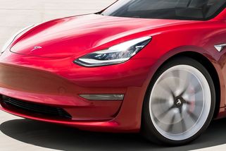 Američan dobíjel teslu tažením. Pár kilometrů stačilo, aby dojel k nabíječce - Novinky