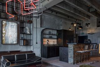 Loftový byt pro světoběžníka architekti zařídili v duchu odkazu závodnice Elišky Junkové - Novinky