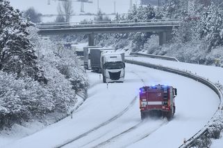 Mokrý těžký sníh komplikuje na severu Čech dopravu - Novinky