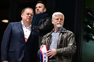 Křepčící prezident Petr Pavel, rozvášněný Štěpánek, dojatá misska i legendární trenér: VIP fanoušci na fotbale!