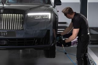 Sem jezdí auta do lázní. Rolls-Royce v Praze otevřel nový servis