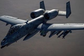 Už 10 let ho chtějí vyřadit. Teď je ze starého louskáčku na tanky ničitel lodí a dronů - Novinky