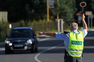 Kdy vás může policista zastavit a co po vás smí žádat? Nenechte se "buzerovat" - AutoŽivě.cz