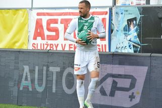 Jablonec postoupil v MOL Cupu přes Slavii. Zápas rozhodly až penalty, ale ovlivnil ho i šílený terén - Médium.cz