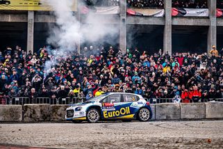 TipCars Pražský Rallysprint 2025: Strahov opět ožil. Drama až do posledních metrů přineslo vítězství Skály i pódium pro Pecha - MOTORVIZE.cz