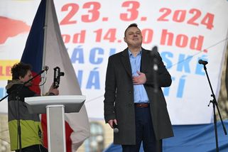 Z lavice do ložnice. Když podvodník, rasista, xeno...