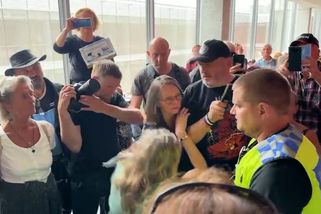 Hysterický tyjátr na soudu s Tušlem v Praze. Peterková sebou házela o zem - Novinky