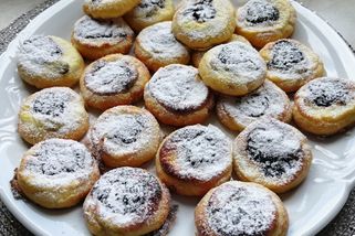 Žádné droždí, žádná vejce: Levné a bleskurychlé koláčky, u kterých se jednoduché provedení na chuti nijak neprojevuje! Nevěříte? Zkuste