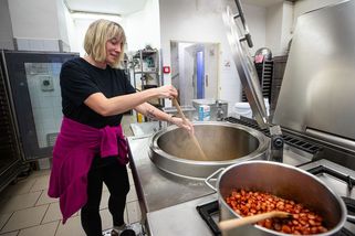 "Ezo ženy" spouštějí revoluci školních jídelen. Víc luštěnin, ale i víc zbytků