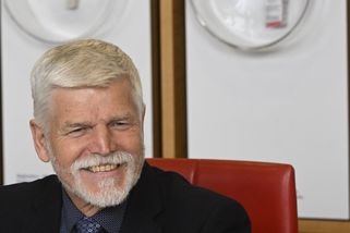 Pavel se chce s Babišem pobavit o své účasti na summitu NATO. Macinka to vládě nedoporučí