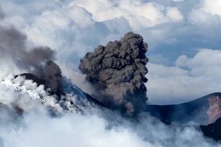 Video: Soptící Etna chrlí dým a lávu, na úpatí se lyžuje - Seznam Zprávy