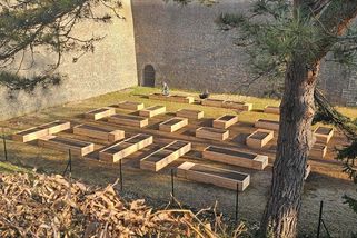 Praha má nové veřejné záhony. U hradeb Vyšehradu připomínají hroby - Novinky