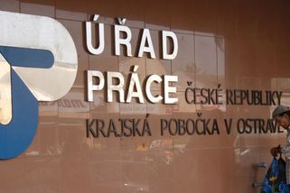 Doložte, co už jste třikrát doložila. Lidé zažívají absurdní situace při žádostech o dávky