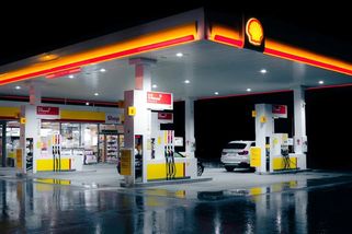 Nejdražší v historii. Kolik si z ceny nafty doopravdy berou pumpaři a rafinerie?