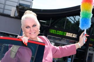 Zemřela Kim Woodburn, idol hospodyněk a hvězda pořadu Máte doma uklizeno?