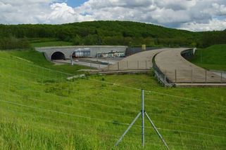 Praha chce za 93 milionů vykoupit „most duchů“ přes Pražský okruh - Novinky