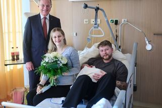 Otec s dítětem leží v posteli. Novoroční snímek z rakouské porodnice vyvolal bouři - Novinky