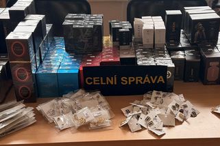Celníci v prodejně na Krumlovsku zabavili napodobeniny parfémů. Mohou škodit zdraví