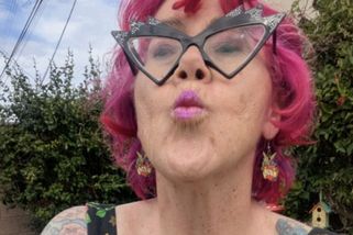 Takovou učitelku by chtěl každý student: Je potetovaná od hlavy až k patě a své vrstevníky děsí