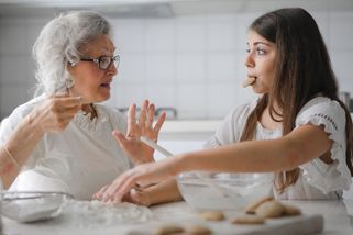 Mají děti svým rodičům říkat „mami“ a „tati“, nebo je oslovovat jménem? - Médium.cz