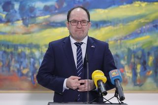 Marek Výborný jezdí na kole v košili a džínách