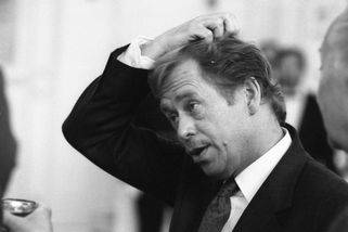 Havlovy nevěry: První český prezident miloval dominantní ženy, podváděl Olgu i Dagmar - Médium.cz