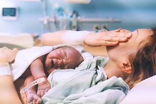 Agrese a urážky z porodnic nezmizely. Není oholená, řvala lékařka na celý sál