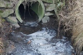 Město nechává vypouštět splašky na mužův pozemek. Soudy to řeší už 14 let - Novinky