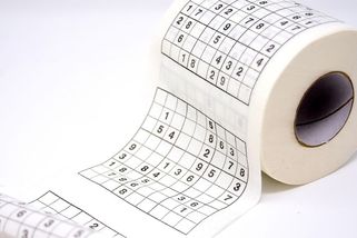 Močit vsedě, či vestoje? Rozkol v říši chlapské důstojnosti - Médium.cz