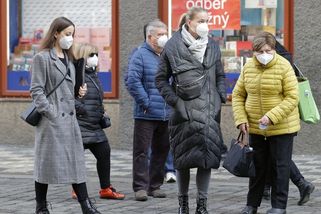 Ženu vykázali z pražského supermarketu, i když měla certifikovanou nanoroušku - Novinky