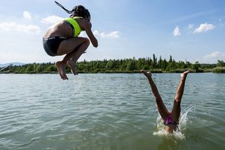 Kvůli utonutí chlapce v Českém Dubu byl obviněn vedoucí letního tábora - Novinky