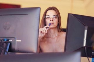 Z erotického focení rovnou do diplomacie: Zelenskyj jmenoval konzulkou modelku s pikantní minulostí