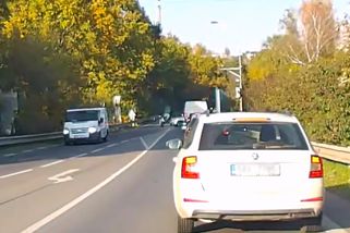 Předjíždět kolonu se motorkáři nevyplatilo. Srazilo jej auto najíždějící z vedlejší silnice | Odchyceno na dashcam