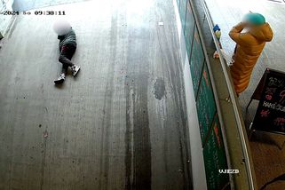 Kolem muže ležícího v Brně ve vjezdu do garáže prošly desítky lidí, pak ho přejelo auto - Novinky