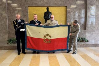 Vojenský historický ústav získal unikátní vlajku z roku 1918. Z Říma ji přivezl prezident Pavel - Novinky