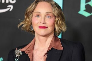 Vyhlazená tvář bez plastiky a dokonalý outfit – Sharon Stone ukázala, že elegance jde ruku v ruce s přirozeností.