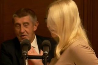 K pultíku ve Sněmovně přišla vnadná blondýnka od Pirátů a Babiš se neudržel. Začal s ní flirtovat, pak zjišťoval její jméno