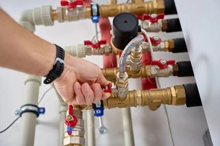 Platy dělnických profesí budou v roce 2026 trhat rekordy a vyrovnají se platům manažerů a IT expertů