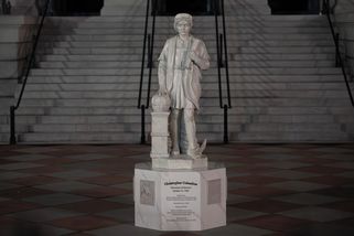 Bílý dům vystavil sochu Kolumba. Demonstranti ji před lety hodili do řeky - Seznam Zprávy