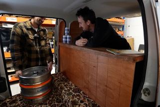 Dva přátelé vytvořili miniaturní hospůdku v dodávce - Novinky