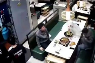 Na hosty v čínské restauraci spadly ze stropu dvě živé krysy. Incident zachytila kamera - Novinky