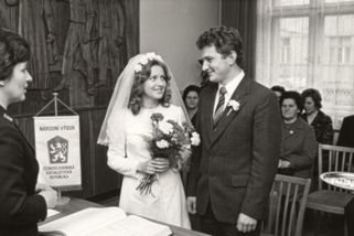 Svatba za socialismu byla plná nervů: Hostina v nacpaném paneláku, šaty z Burdy. „Byl to docela děs“ - Médium.cz