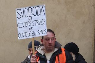 Chcípl PES zveřejnil adresy poslanců. Jsme připrav...