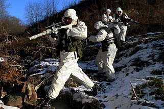 Osm zemí chce zakázat bývalým ruským vojákům pobyt...