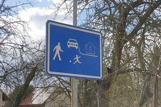 Soused myslel, že má přednost zprava. Neznalost modré značky ho přišla na 200 tisíc korun - Médium.cz