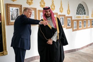 „Nemyslel si, že mi bude muset líbat zadek,“ prohlásil Trump o saúdském princi Mohammedu bin Salmánovi - Echo24.cz