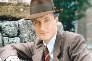 Přítel Hercula Poirota byl rváč a vlasatý rocker. Herec Hugh Fraser alias Hastings dnes píše krváky - Médium.cz