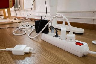 Konec poválených šňůr od prodlužováků. Domácí kutil ukázal geniální způsob, jak je zakrýt, aby nehyzdily domácnost