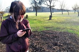 Lidé běhají s mobily po zahradě nebo se nesmí pohnout. Nemají signál